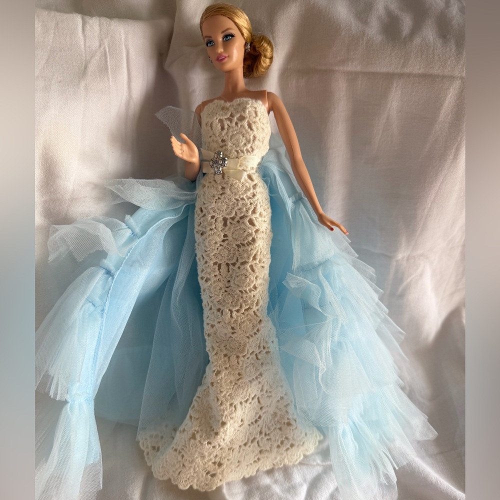 Barbie Oscar De La Renta Gold Collector Doll